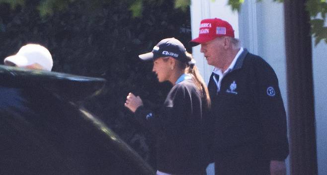 도널드 트럼프 미국 대통령(오른쪽)이 지난달 30일(현지 시간) 수도 워싱턴 인근 버지니아주 스털링의 트럼프내셔널 골프 클럽에서 손녀 카이와 걷고 있다. 건강이상설에 휩싸였던 트럼프 대통령은 같은 달 26일 백악관 회의 이후 4일 만에 모습을 드러냈다. 미국 연방항소법원은 하루 전 트럼프 대통령이 올 4월 국제비상경제권한법(IEEPA)을 근거로 부과한 상호 관세가 위법이라는 2심 판결을 내렸다. 스털링=AP 뉴시스