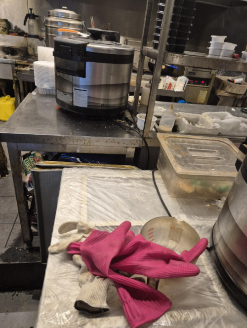 기름때와 찌든 때로 얼룩진 배달 전문점 주방 내부 모습. 장비와 조리도구가 어지럽게 방치돼 있다. [온라인커뮤니티 캡처]