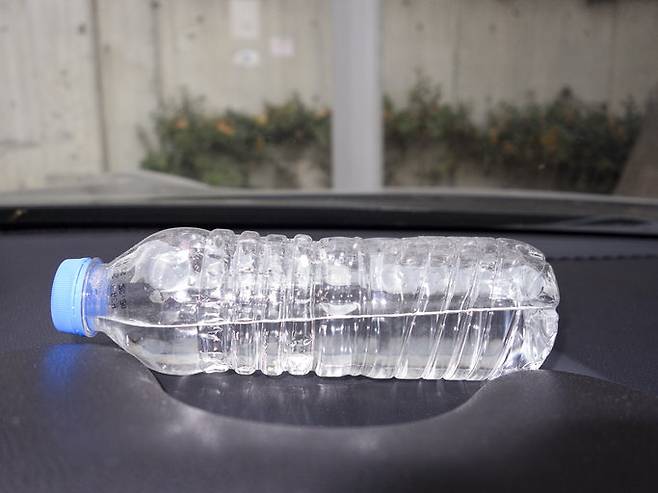 플라스틱 병에 든 생수를 고온의 차 안에 오래 방치했다가 마시면 건강에 해를 끼칠 수 있다는 전문가들의 경고가 나왔다. (게티이미지)