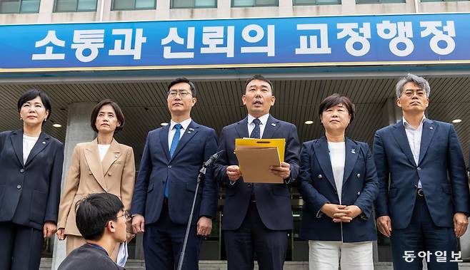 김용민 더불어민주당 간사가 1일 경기 의왕시 안양판교로 143 서울구치소에서 열린 윤석열 전 대통령의 수감 중 특혜 제공 여부 확인과 CCTV 영상기록 열람을 위한 현장검증을 마치고 발언하고 있다. 2025.09.01 이훈구 기자 ufo@donga.com