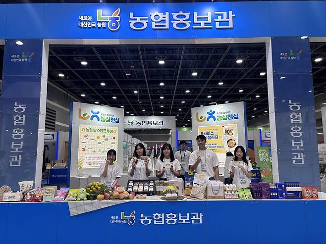2025 에이팜쇼 농협홍보관에서 쌀 서포터즈가 기념촬영하고 있다. 황소영 기자 fangso@donga.com