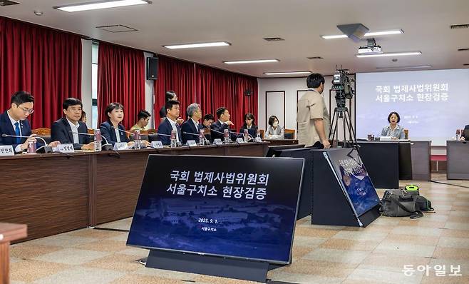 추미애 국회 법제사법위원회 위원장이 1일 경기 의왕시 안양판교로 143 서울구치소에서 열린 윤석열 전 대통령의 수감 중 특혜 제공 여부 확인과 CCTV 영상기록 열람을 위한 현장검증에 참석해 모두발언을 하고 있다. 2025.09.01 사진공동취재단/이훈구 기자 ufo@donga.com