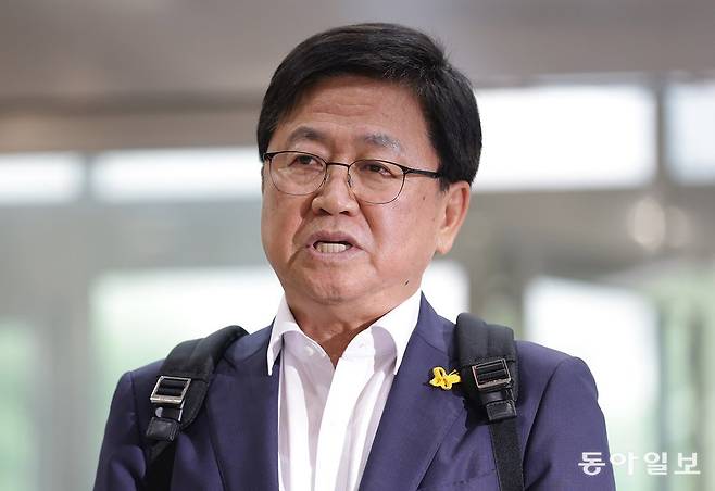 최교진 부총리 겸 교육부 장관 후보자가 14일 서울 여의도 한국교육시설안전원에 마련된 사무실로 출근하며 취재진 질문에 답하고 있다. 박형기 기자 onehsot@donga.com