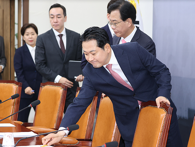 지난 8월28일 여의도 국회 본청에서 열린 국민의힘 최고위원회의에 장동혁(가운데) 당대표와 송언석 원내대표, 김민수(왼쪽 두번째) 최고위원 등이 참석하고 있다.<국민의힘 홈페이지 사진 갈무리>