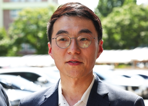 거액의 가상자산(코인) 보유 사실을 숨기려 국회에 허위 재산 신고를 한 혐의로 기소됐다 1심에서 무죄를 선고받은 김남국 전 의원이 지난 8월 21일 서울 양천구 서울남부지방법원에서 열린 2심 선고를 마치고 취재진 질문에 답하고 있다. [연합뉴스]