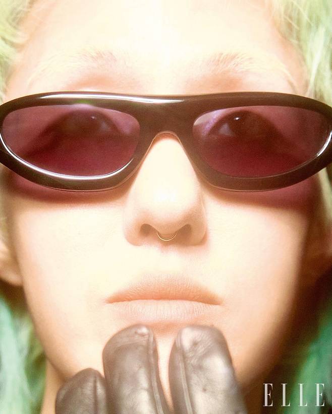 선글라스는 Port Tanger.