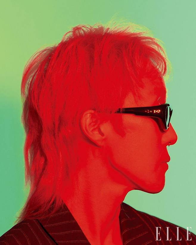 재킷은 Ernest W. Baker. 선글라스는 Port Tanger.