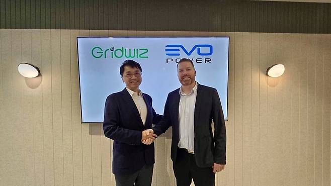 그리드위즈는  호주 BESS 전문기업 EVO 파워와 지난달 29일 양해각서(MOU)를 체결했다. 류준우 그리드위즈 사장(왼쪽)과 제이미 엘런 EVO 파워 공동대표가 MOU를 체결하고 악수를 나눴다.