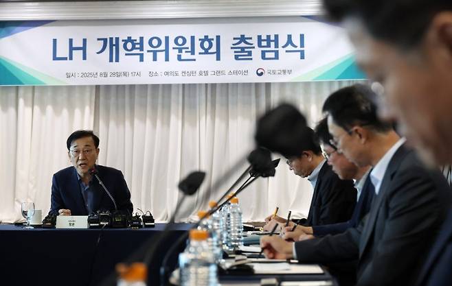 김윤덕 국토교통부 장관이 28일 오후 서울 여의도 켄싱턴호텔에서 열린 'LH 개혁위원회 출범식'에서 발언하고 있다. 뉴시스