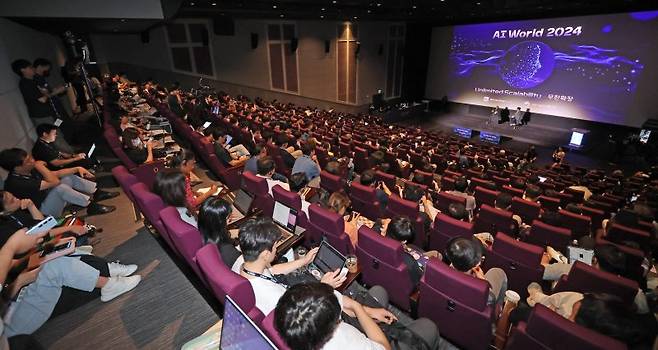 파이낸셜뉴스와 과학기술정보통신부가 공동 주최하는 국내 유일의 AI 행사인 'AI World 2025'가 오는 25일 서울 송파구 롯데월드타워 롯데시네마에서 열린다. 올해 행사에선 제리 카플란 스탠퍼드대학교 교수가 'AI 중간자로서 한국의 역할과 기회'라는 주제로 화두를 던지며, 국가 대표 AI 5개사가 오전과 오후 세션에서 AI 확산 전략 등에 대해 공유할 예정이다. 지난해 9월 5일 열린 'AI World 2024'에서 청중들이 연사들의 대담을 경청하고 있다. 사진=박범준 기자