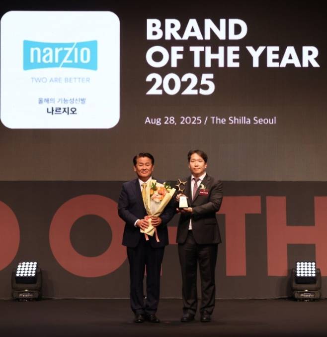 지난달 28일 서울시 중구 신라호텔에서 진행된 '2025년 올해의 브랜드 대상' 시상식에서 나르지오 이재근 사장(오른쪽)이 전재호 한국소비자포럼 대표와 기념 촬영을 하고 있다. 나르지오 제공