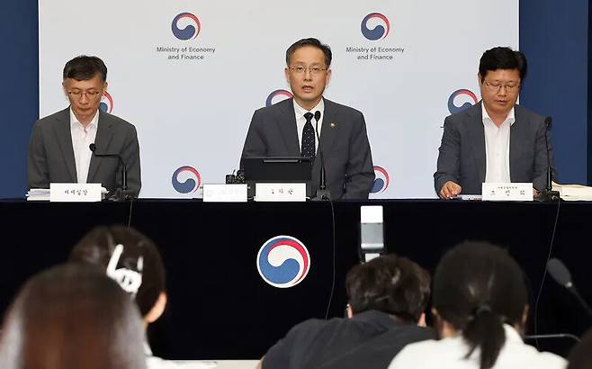 이형일 기획재정부 1차관이 지난 7월29일 정부세종청사 민원동 브리핑실에서 ‘2025년 세제개편안’ 브리핑을 하고 있다. 연합뉴스