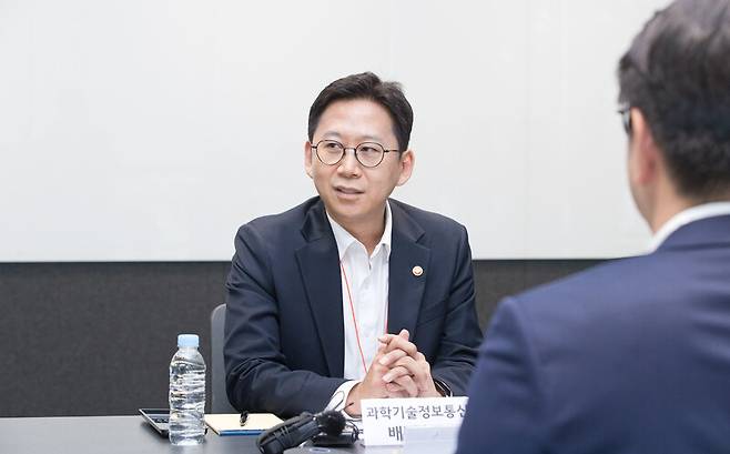 지난달 29일 경기 안산시 ‘카카오데이터센터 안산’에서 열린 현장간담회에 참석한 배경훈 과학기술정보통신부 장관. 과기정통부 제공