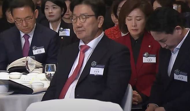 2024년 11월22일 윤석열 전 대통령이 참석한 국가조찬기도회에 함께한 정치인들. ‘씨(C)채널 방송 : 티브이(TV)’ 유튜브 갈무리