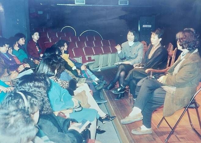 1992년 겨울 대학로 극장에서 ‘자기만의 방’ 공연이 끝난 뒤 관객들과의 토론회 장면. 맨 오른쪽부터 여성문화예술기획 이혜경 대표, 배우 이영란, 필자 순이다. 필자 제공