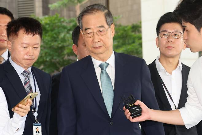 한덕수 전 국무총리가 지난 19일 오전 내란 특검 조사를 받기 위해 서울 서초구 서울고검 청사로 향하고 있다. 류우종 기자 wjryu@hani.co.kr