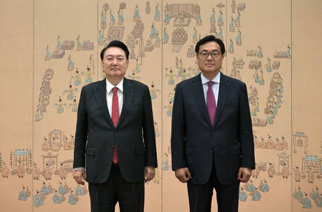 윤석열(왼쪽) 전 대통령이 지난해 4월 24일 서울 용산 대통령실 청사에서 정진석 전 비서실장에게 임명장을 수여한 후 기념촬영을 하고 있다. 대통령실사진기자단