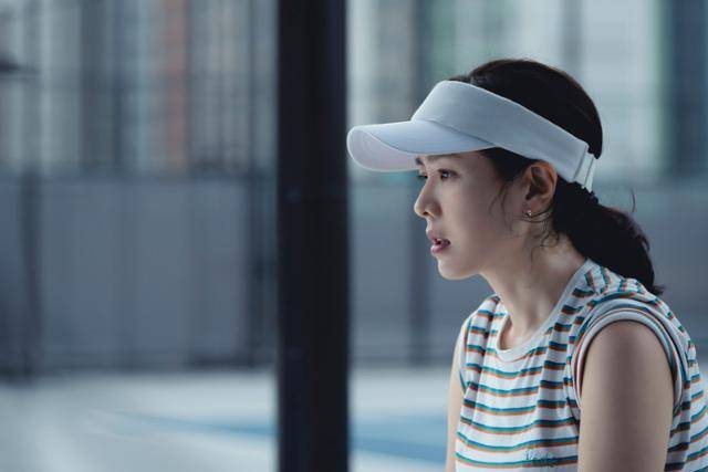 손예진은 '어쩔수가없다'에서 남편의 해고 이후 가족 붕괴를 막기 위해 애를 쓰는 여성 미리를 연기했다. CJ ENM 제공