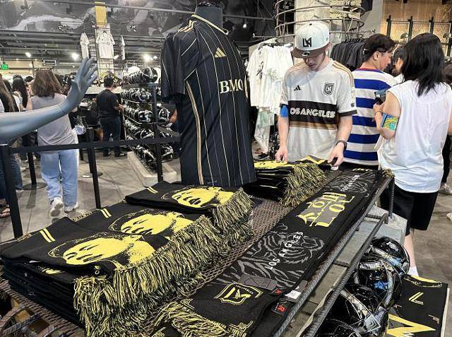 손흥민의 첫 홈구장 데뷔전이 열린 1일 팬들이 미국 캘리포니아주 LA BMO스타디움 내 상품숍을 찾아 손흥민의 얼굴과 이름이 새겨진 상품들을 둘러보고 있다. 로스앤젤레스=연합뉴스