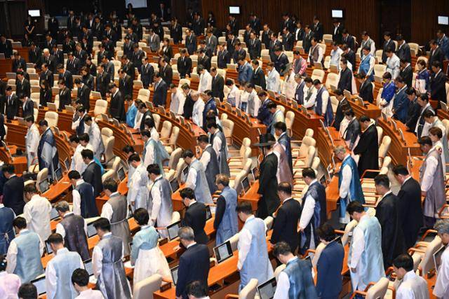 1일 서울 여의도 국회에서 열린 제429회 정기국회 개회식에서 여야 의원들이 순국선열에 대한 묵념을하고 있다. 고영권 기자