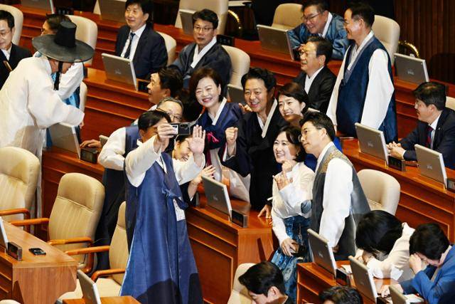 1일 서울 여의도 국회에서 열린 제429회 정기국회 개회식에서 한복을 입은 더불어민주당 의원들이 본회의장에 기념촬영을 하고 있다. 이날 개회식에서 여당 의원들은 한복, 야당(국민의힘) 의원들은 검정 양복에 '근조 의회민주주의' 리본을 착용해 상반된 드레스코드를 보이며 헌정사 처음으로 이색적인 모습을 연출했다. 고영권 기자
