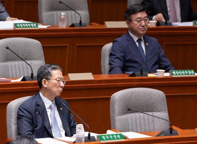 정성호(왼쪽) 법무부 장관과 윤호중 행정안전부 장관이 1일 국회에서 열린 예산결산특별위원회 전체회의에 출석해 의원 질의를 기다리고 있다. 연합뉴스