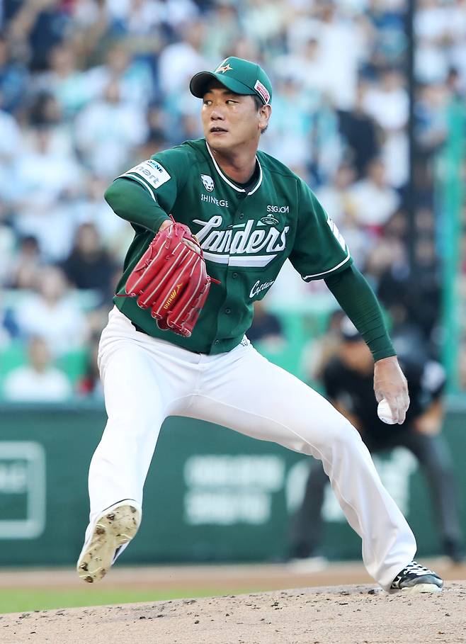 지난 30일 인천 NC전에 선발 등판해 투구하는 김광현의 모습. SSG 제공
