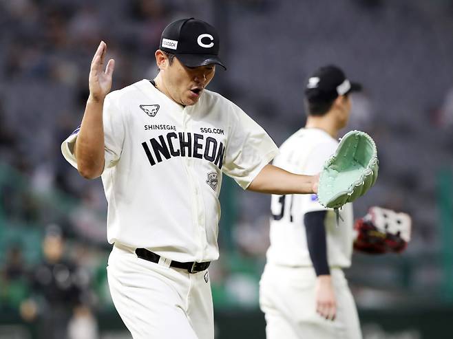 31일 인천 NC전에서 최원준을 헛스윙 삼진 처리한 노경은이 환호하고 있다. SSG 제공