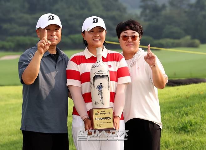 신다인이 31일 경기도 용인시 써닝포인트CC에서 열린 '제14회 KG 레이디스 오픈' 3라운드에서 2차 연장 끝에 우승을 차지했다. 시상식 후 신다인이 우승트로피를 들고 부모님과 포즈를 취하고 있다. 싸닝포인트CC(용인)=김민규 기자 mgkim1@edaily.co.kr /2025.08.31/