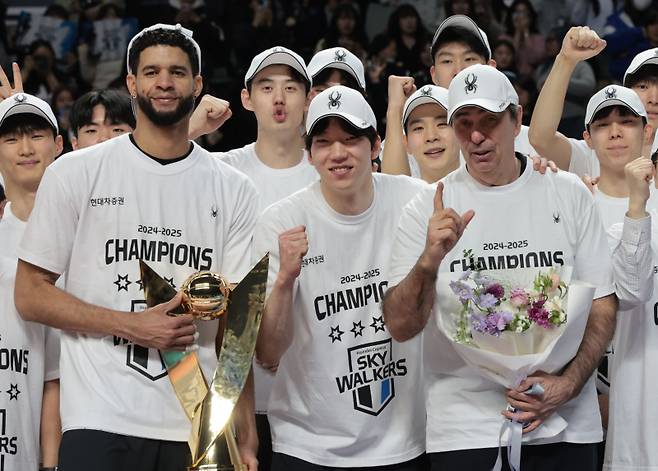 <yonhap photo-3535="">(서울=연합뉴스) 김인철 기자 = 22일 서울 중구 장충체육관에서 열린 2024-2025 V-리그 프로배구 남자부 우리카드와 현대캐피탈의 경기에서 승리하며 정규리그 1위를 확정한 현대캐피탈 레오(왼쪽 두번째부터), 허수봉, 필립 블랑 감독이 기념촬영을 하고 있다. 2025.2.22 yatoya@yna.co.kr/2025-02-22 16:51:49/ <저작권자 ⓒ 1980-2025 ㈜연합뉴스. 무단 전재 재배포 금지, AI 학습 및 활용 금지></yonhap>