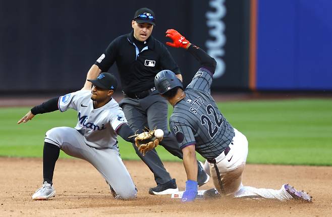 <yonhap photo-2677=""> New York Mets' Juan Soto (22) steals second base against Miami Marlins shortstop Xavier Edwards during the eighth inning of a baseball game, Saturday, Aug. 30, 2025, in New York. (AP Photo/Noah K. Murray)/2025-08-31 09:10:31/ <저작권자 ⓒ 1980-2025 ㈜연합뉴스. 무단 전재 재배포 금지, AI 학습 및 활용 금지></yonhap>