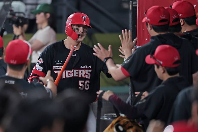 31일 수원 KT전에서 홈런을 기록한 오선우가 더그아웃에서 동료들의 축하를 받고 있다. KIA 제공