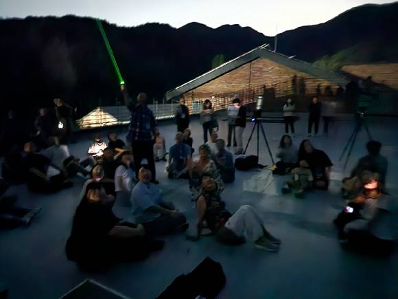 칠월칠석에 은하수를 마주 보는 견우성(알타이르)과 직녀성(베가)을 관찰하고, 독수리자리에서 원철성을 발견하자 다들 환호성을 질렀다. [사진=한국과학언론인회]