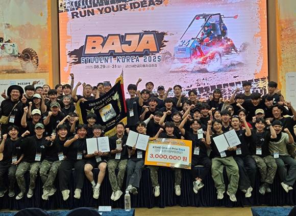 한국기술교육대 자동차 동아리 2개 팀이 대학생 자작자동차 대회 ‘Baja Student Korea 2025’에서 종합 우승과 은상을 차지하고 기념촬영하고 있다 [사진=한국기술교육대]