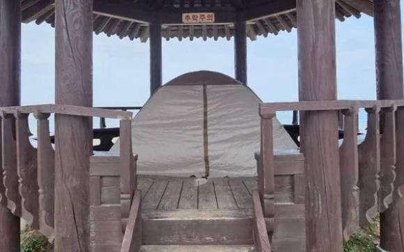 강원도 삼척의 한 해수욕장에서 공공시설을 훼손하며 텐트를 설치했다. [사진=온라인 커뮤니티]
