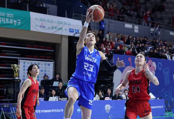 우리은행의 승리를 이끈 김단비.(가운데)뉴스1