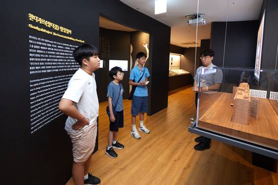 오동건 주임(오른쪽)이 소중 학생기자단에게 김중업 건축가 건축 특징으로는 곡선과 필로티 구조 등이 있다고 설명했다.