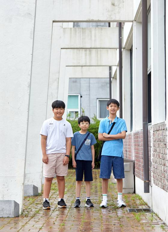 이시온·최수혁·이서준(왼쪽부터) 학생기자가 찾아간 김중업건축박물관 건물은 과거 김중업 건축가가 설계한 유유제약 안양공장으로 노출 콘크리트가 독특한 미관을 자아낸다.