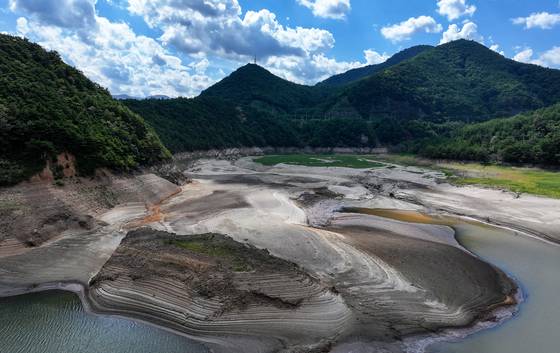 강원 강릉지역이 자연재난으로는 사상 첫 재난 사태 지역으로 선포됐다. 8월 31일 강릉시 주요 상수원인 오봉저수지 일대가 메말라 있다. 뉴스1