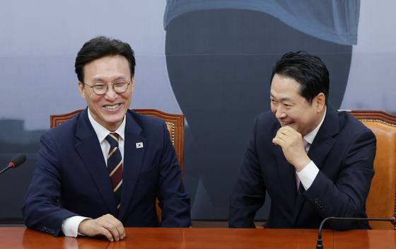 장동혁 국민의힘 대표(오른쪽)가 1일 오전 서울 여의도 국회에서 김민석 국무총리를 접견하고 있다. 뉴스1