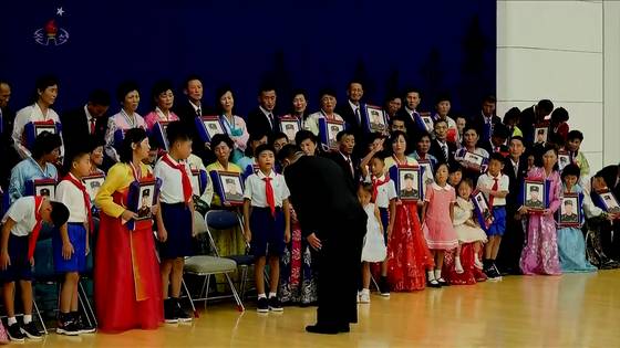 김정은 북한 국무위원장이 지난달 29일 평양 목란관에서 해외군사작전에서 특출한 공훈을 세운 참전열사들의 유가족들을 만나 위로했다고 조선중앙TV가 보도했다. 조선중앙TV 캡쳐=뉴시스