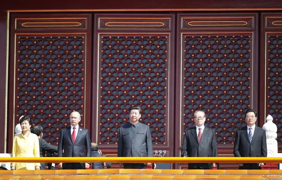 지난 2015년 9월 3일 중국의 승전 70주년 천안문 열병식에 참석한 내외빈. 왼쪽부터 박근혜 대통령, 블라디미르 푸틴 러시아 대통령, 시진핑 중국 국가주석, 장쩌민 전 국가주석, 후진타오 전 국가주석. 오는 3일 김정은 북한 국무위원장이 양복과 중산복 중 어떤 차림으로 천안문에 오를지 주목된다. 신화=연합뉴스