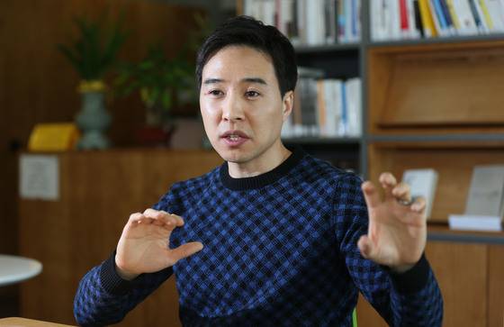 LG전자는 최근 실리콘밸리 창업가 노범준씨를 AI홈솔루션개발담당 상무로 영입했다. 2016년 중앙일보와 인터뷰하고 있는 노 상무. 중앙포토