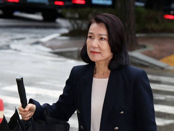 (과천=뉴스1) 황기선 기자 = 공무원의 정치적 중립 의무 위반으로 감사원으로부터 ‘주의’ 처분을 받으며 압박을 받고있는 이진숙 방송통신위원장이 1일 오전 경기 과천시 정부과천청사 방통위로 출근하고 있다. 2025.9.1/뉴스1