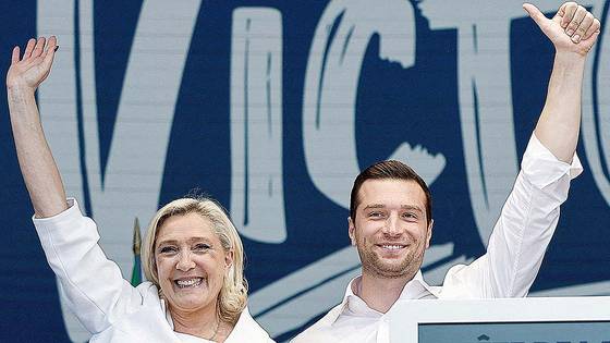 프랑스 극우 지도자이자 국회의원인 마린 르펜과 극우 정당인 국민연합(RN)의 조르당 바르델라 대표가 지난 6월 9일(현지시간) 프랑스 루아레주 모르망쉬르베르니송에서 열린 행사에서 무대에 올라 손을 흔들리고 있다. 로이터=연합뉴스