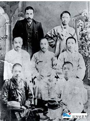 1907년 김동삼 선생과 협동학교 교직원들이 함께 찍은 사진. 맨 뒷줄 왼쪽이 김동삼 선생이다. [사진 국가보훈부]