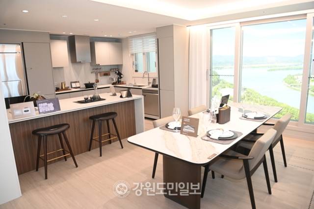 ▲ 지난 22일 춘천 레이크시티 2차 아이파크 모델하우스 오픈식에서 아파트 내부 모습이 공개됐다. 방도겸 기자