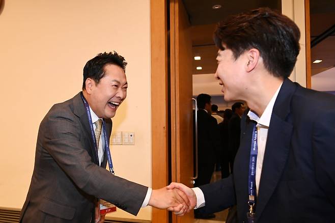 지난 8월 26일 서울 중구 대한상공회의소에서 열린 ‘문화미래리포트(MFR) 2025 트럼피즘 향방과 대한민국의 선택’ 국제 포럼에서 장동혁(왼쪽) 국민의힘 대표와 이준석 개혁신당 대표가 인사를 나누고 있다. / 사진=뉴스1사진=뉴스1
