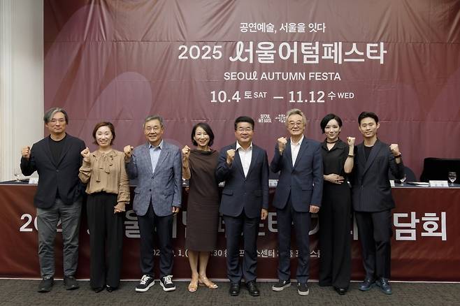 '2025 서울어텀페스타' 추진위원회 및 참여사업단(좌부터 류재준, 김소라, 이건왕, 최태지, 송형종, 남명렬, 이루다, 윤별)
