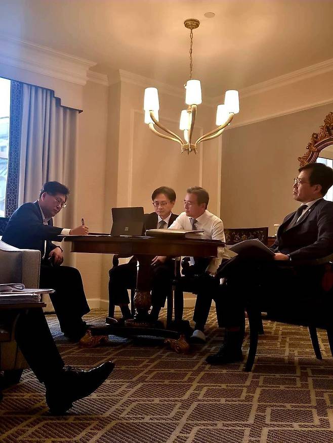 김용범 대통령실 정책실장이 하워드 러트닉 미국 상무부 장관과 컨퍼런스콜로 정상회담 전 협상을 진행하고 있다. 김 실장은 "러트닉 장관과 고성이 오가는 등 아슬아슬한 순간이 많았다"고 했다. 김용범 정책실장 제공